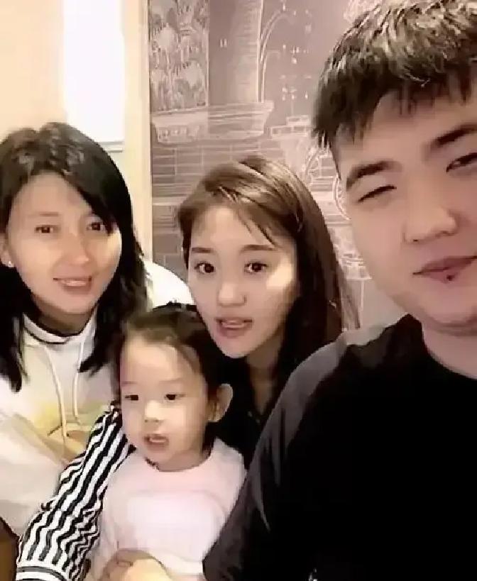 儿子演男二，闫学晶一句“百八十万不够花”冲上热搜
 
这话像把刀，戳中无数家长。