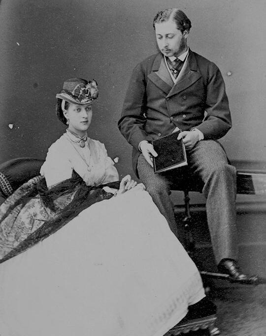 爱德华七世和亚历山德拉王后
爱德华越看越像王思聪怎么破[汗][汗][汗]
Ali