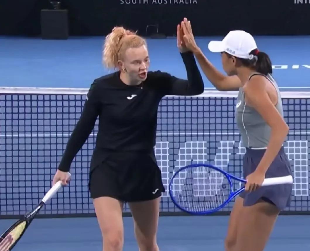 首盘第4、5局，双方互破对手发球局，但张帅组合更为强势，直落4分破发。