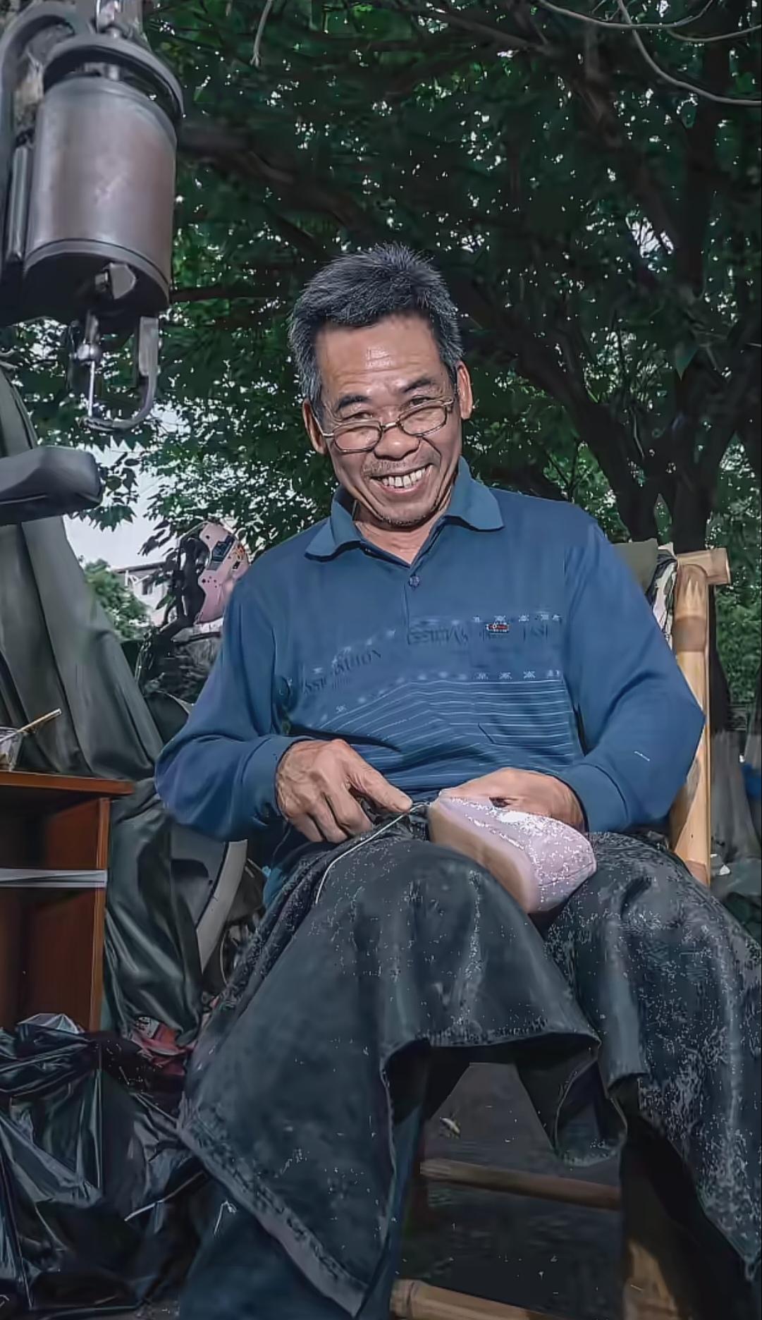 有人拿相机，把人民拍得高高的
有人口腹蜜剑，声称为人民，却弄一道门锁住与人民的便