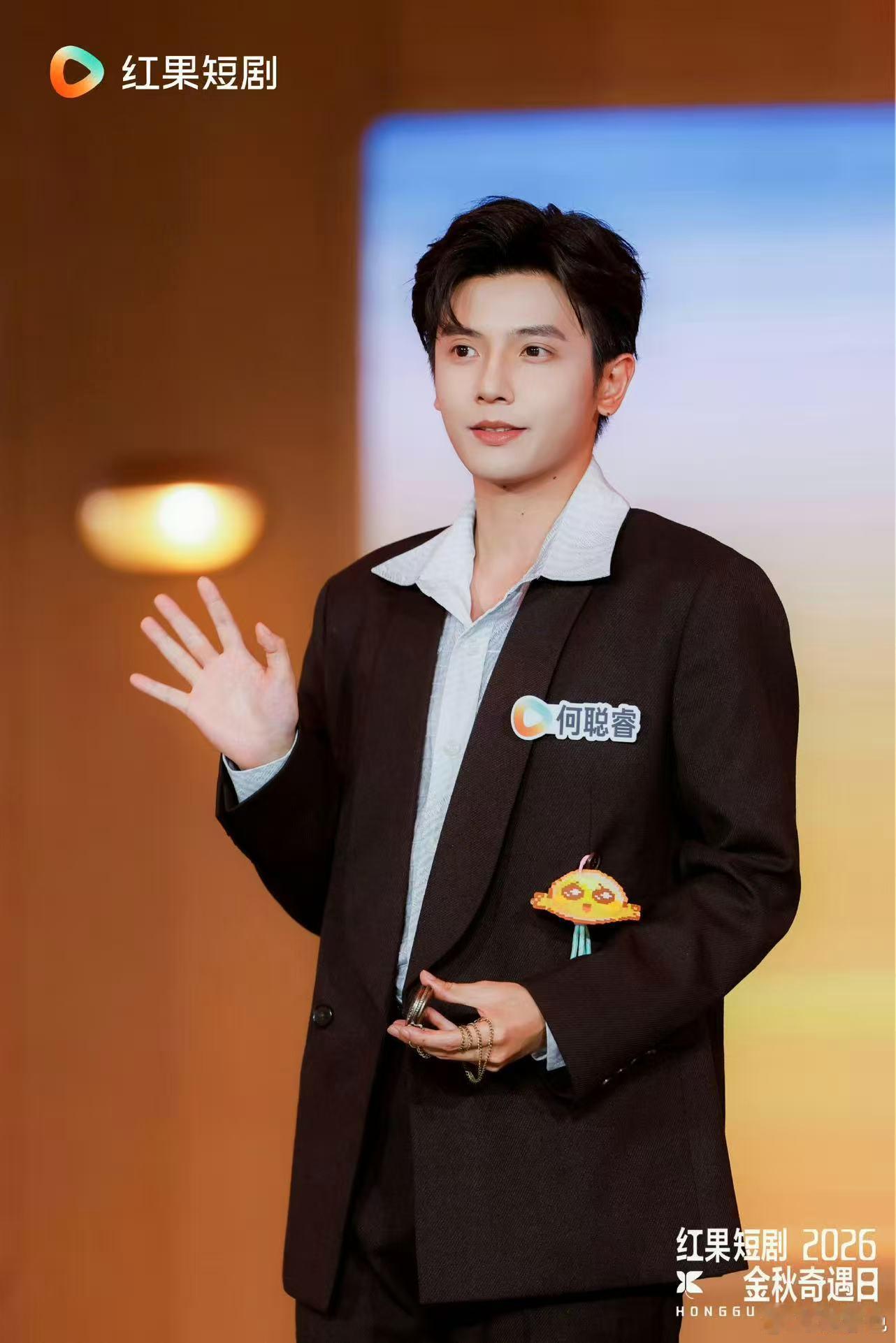 何聪睿[超话]对短剧圈美貌的开发不足1% 谁说短剧演员只能活在竖屏里？何聪睿这波