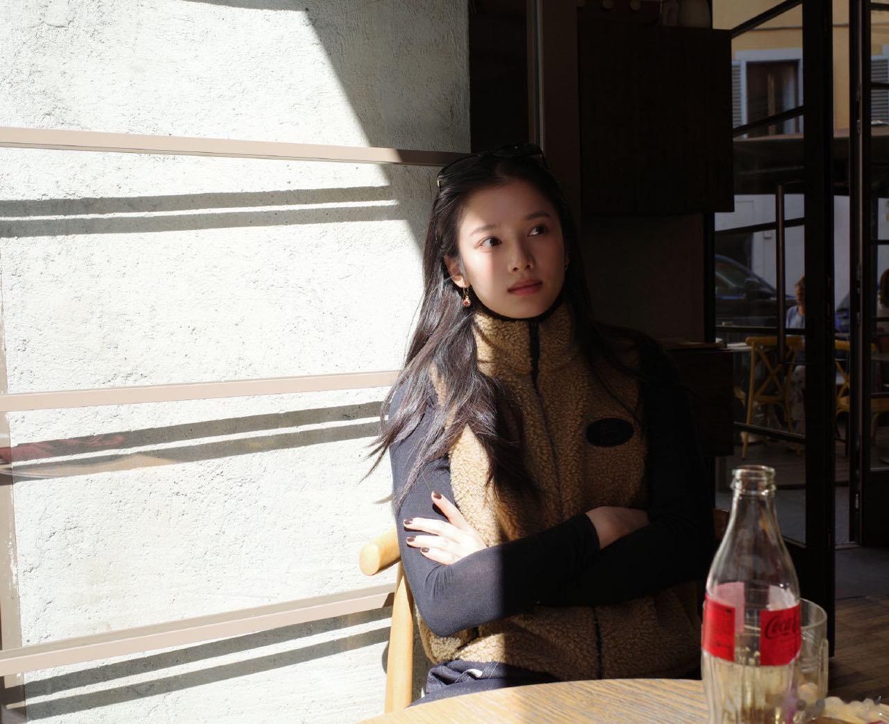 张婧仪旅行照上新张婧仪晒旅行plog特别会拍旅行照的小女孩～ ​​​