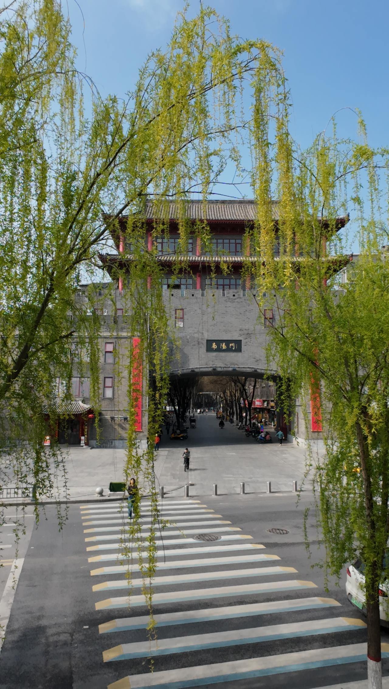 咸阳南阳门，门前是古渡遗址，廊桥跨渭河；进门就是老城美食街！