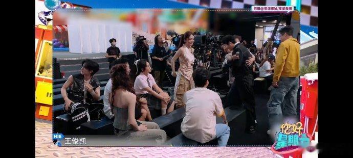 王俊凯丁程鑫挥手打招呼你好星期六 同时抬手打招呼这个同步度绝了，相处多年的默契藏