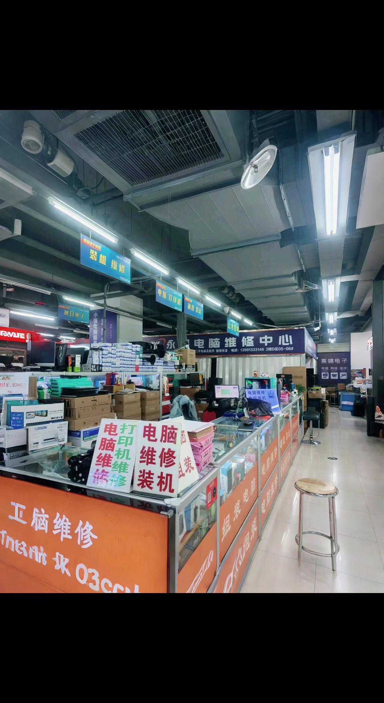 三好街现状🔌还记得攒钱配机的日子吗？如今柜台落灰，零件成了时光的标本⏳。旧梦难