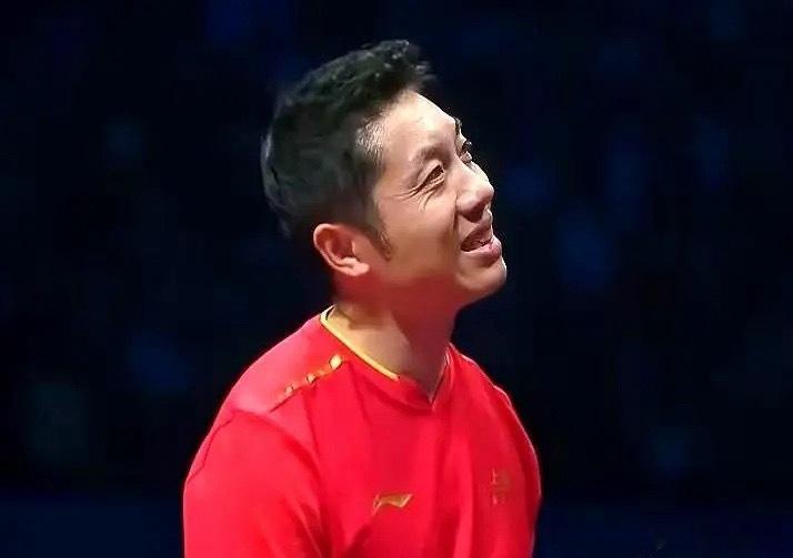 我总觉得，许昕手里那块直板，抵得过千军万马。 输了球，还是输给十八岁的小将，裁判