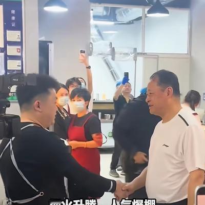安徽宿州，34岁的烧烤摊主邵三虎，关掉了刚开张一个月的店铺，桌上备好的肉串几乎全