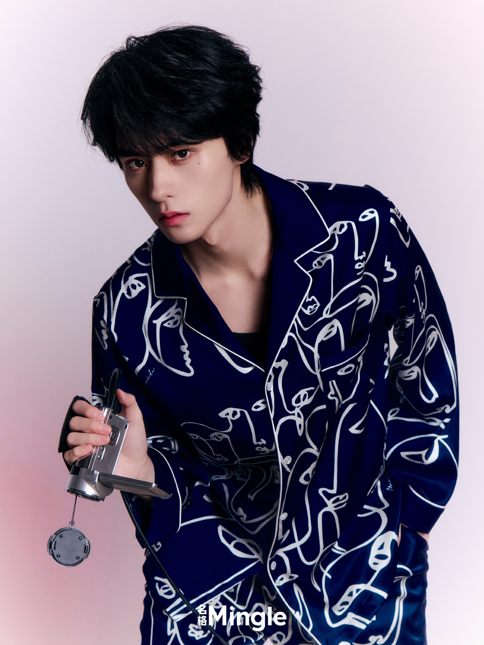 邓孝慈把铁丝做的王冠戴头上 邓孝慈《名格》杂志的造型审美在线！现实与想象的主题诠