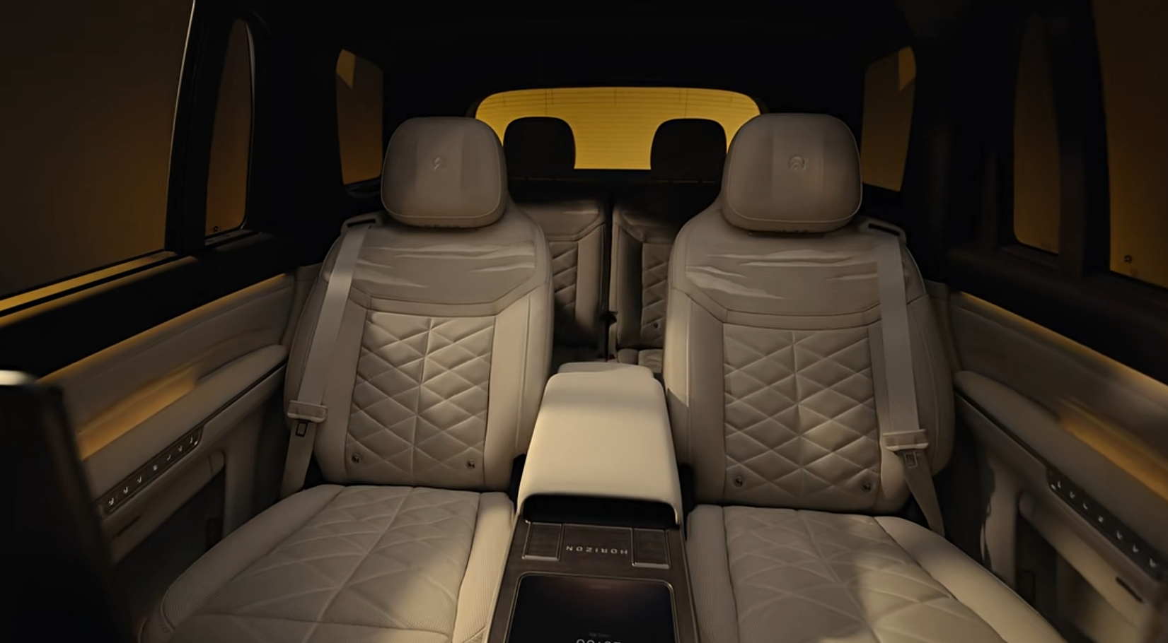 从蔚来  官方视频来看-更加炫丽日行灯，我一眼看着和尊界S800用的晶钻完整度差