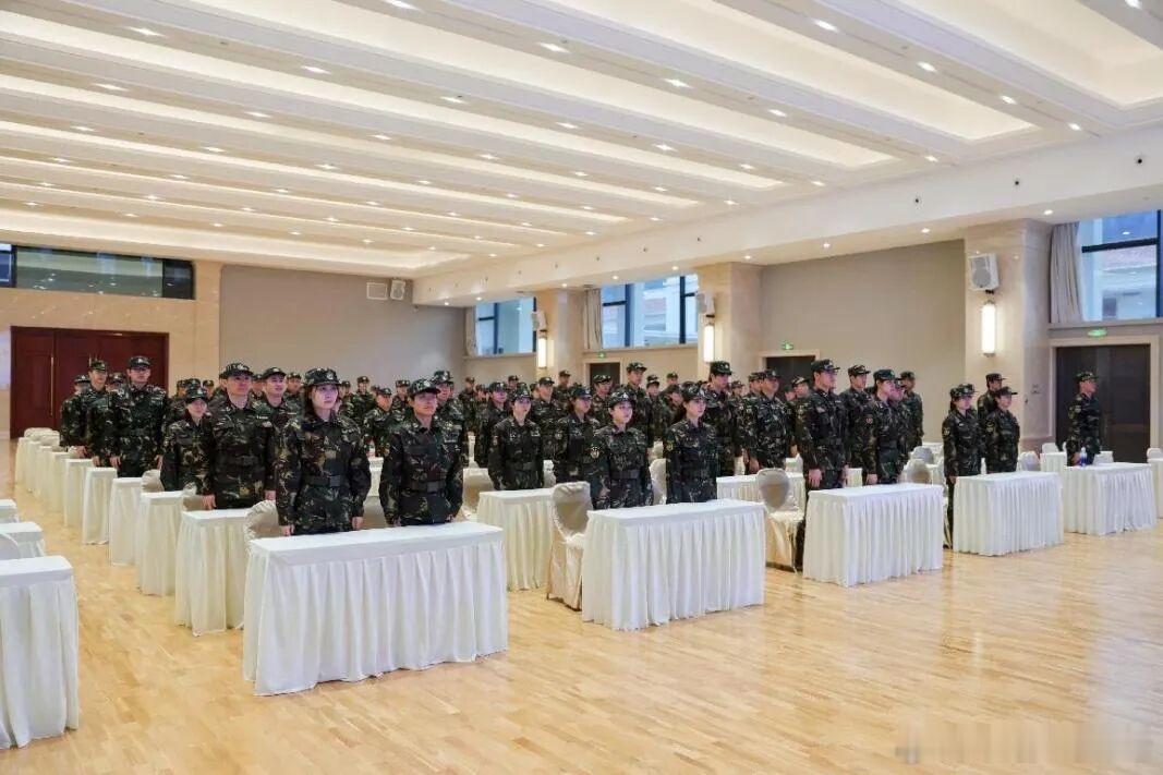 国家游泳集训队召开冬训暨军训动员大会。近日，国家游泳队一行100余名运动员及教练