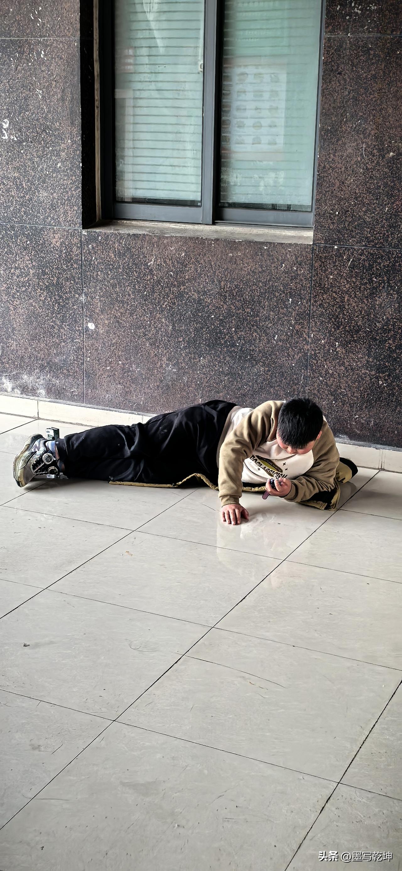 小孩哥的终极“消遣”方式[赞]，这慵懒+放松的姿态，全网无敌了！