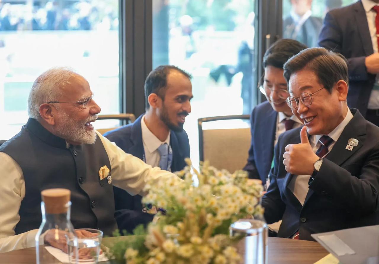 韩国总统李在明和印度总理莫迪在加拿大G7相聚。两个编外人员比正份笑得开心。特别是