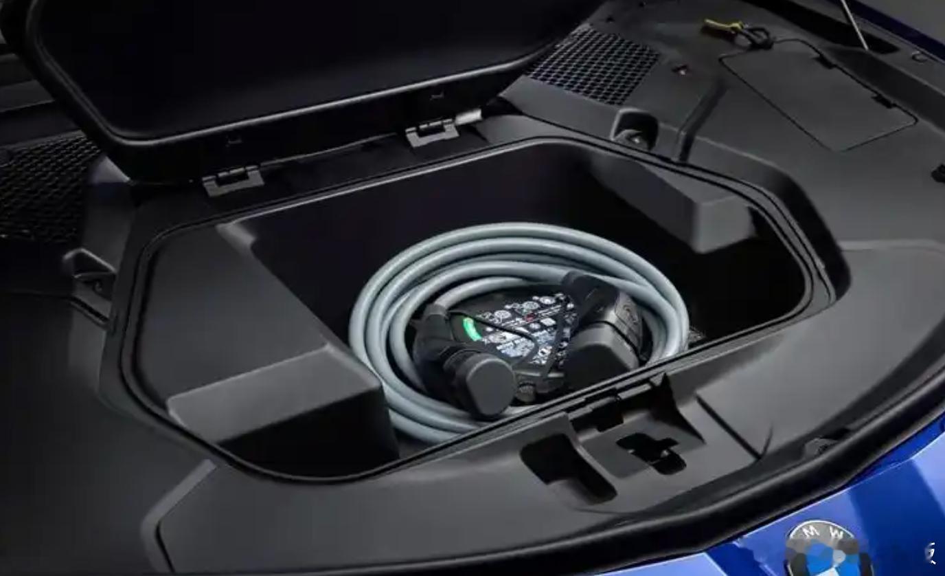 宝马新款i3的一张官图，国内用户会看不懂，为何前备箱要放条充电线在那里，不是充电