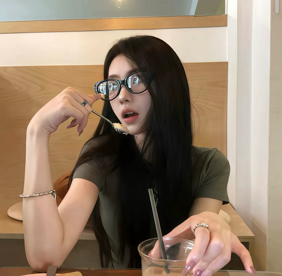 其实你很清醒 但你不够狠心 心软和共情能力强是你最大的软肋 