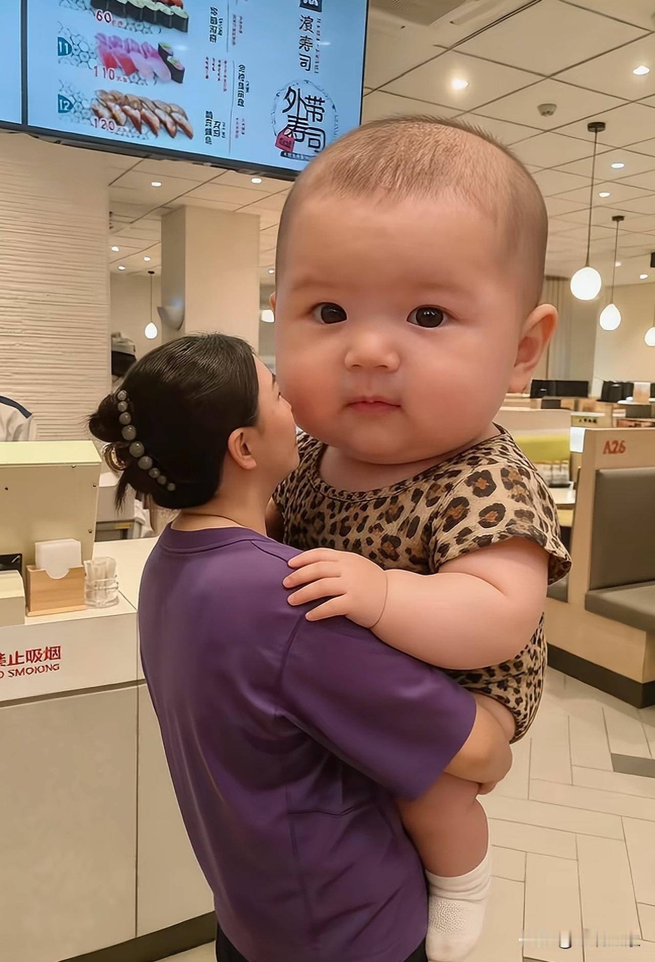 哈哈，你们家也有这么大的宝宝吗？[呲牙]