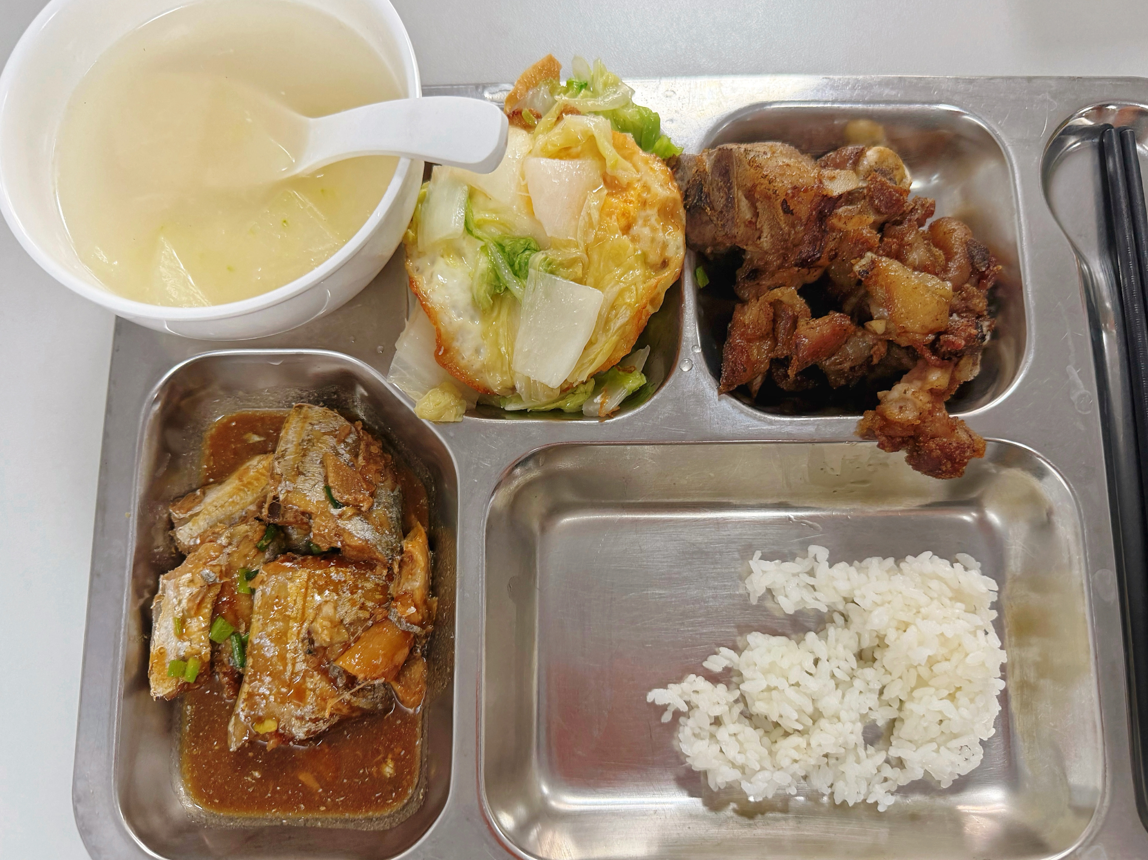 大姨妈来了 突然好饿哈哈哈哈中午来食堂吃午饭了椒盐猪脚 红烧带鱼 大白菜 