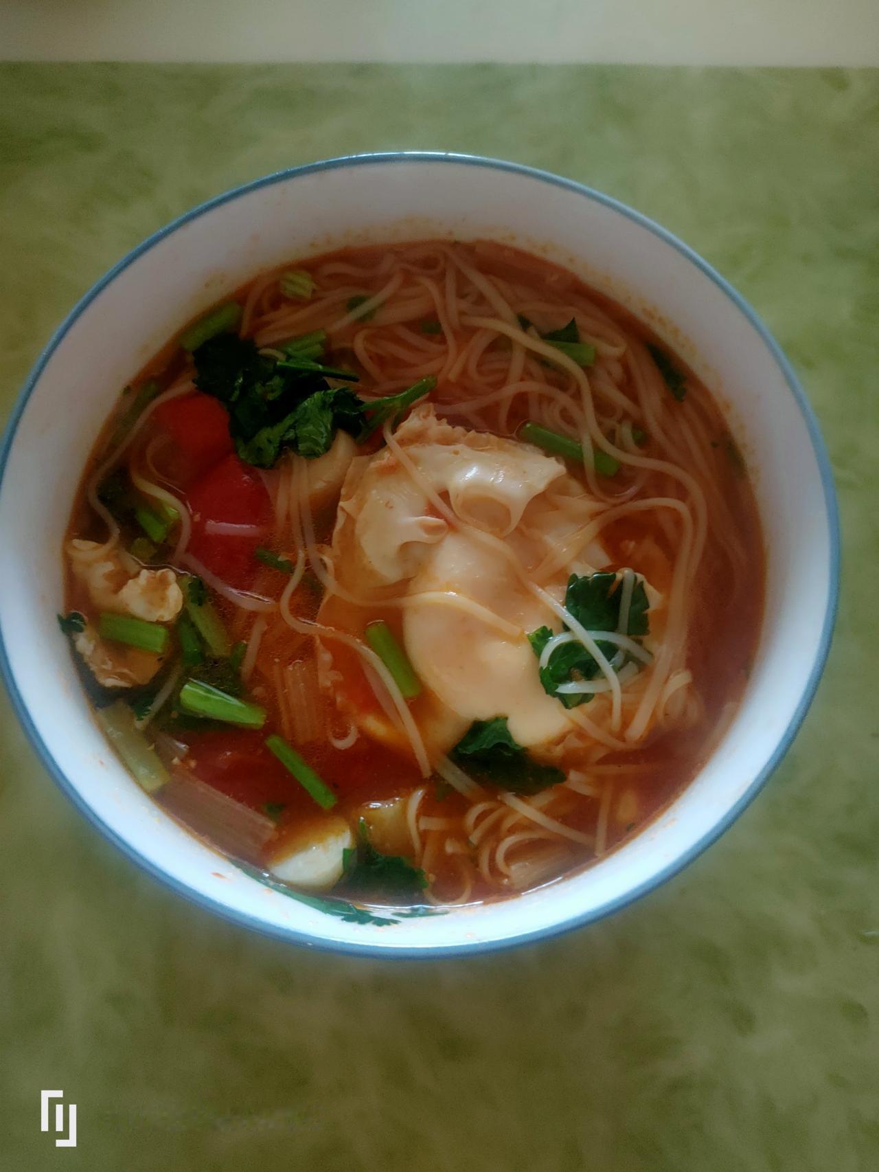 我同事最近吃东西时，总感觉嗓子里卡了东西。
他的父亲和祖父都因食道癌离世。
他越