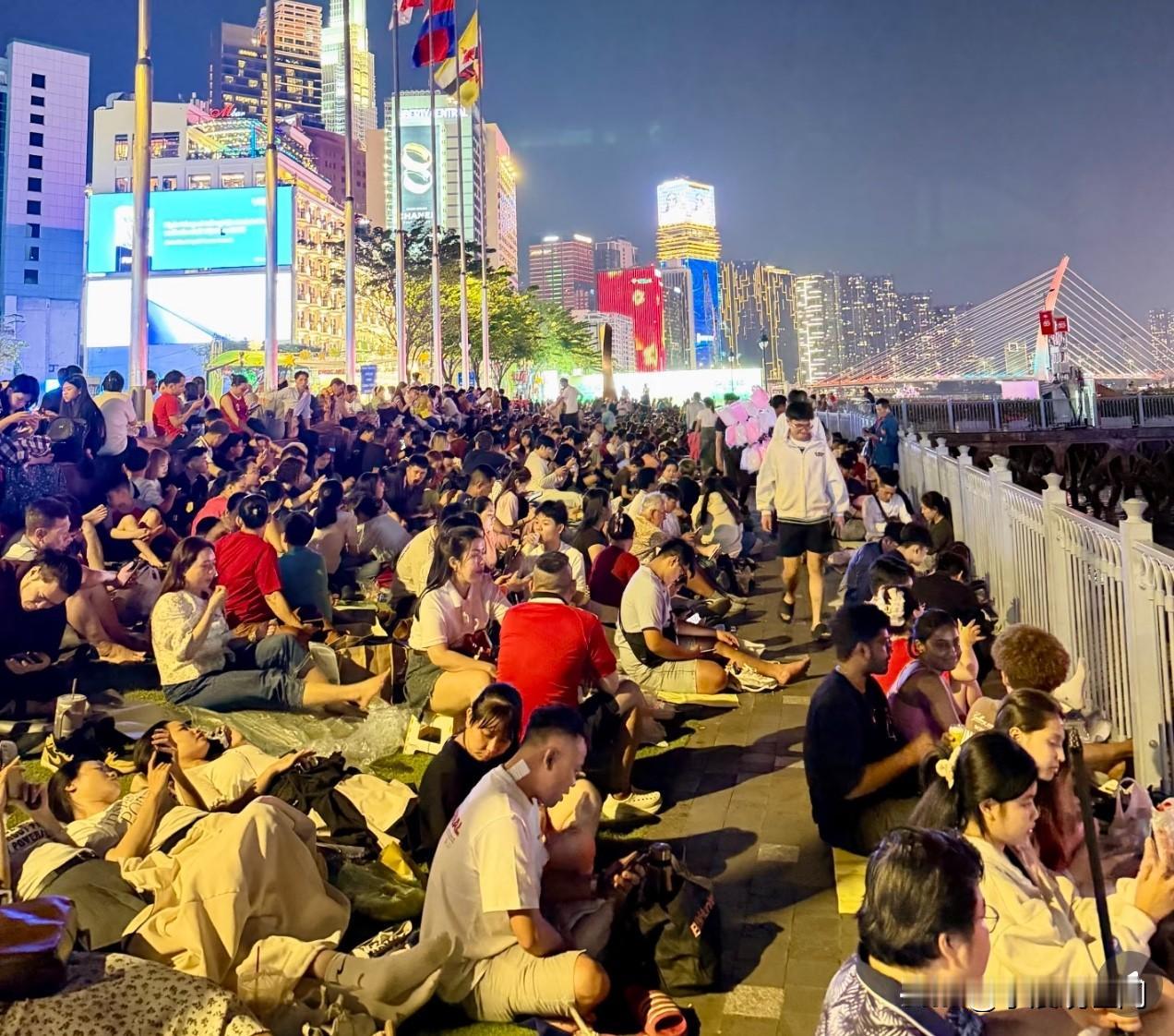 看看越南人民的松弛感，
河边坐满了人，
准备看除夕的烟花！