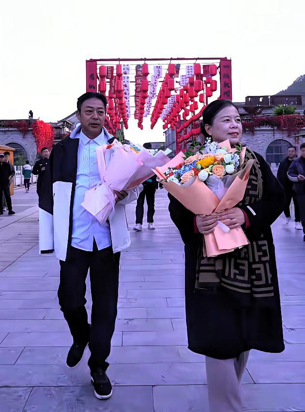 只要许妈一开播带货，他大娘立马坐不住，准会开直播内涵，这节奏比闹钟还准！

这两
