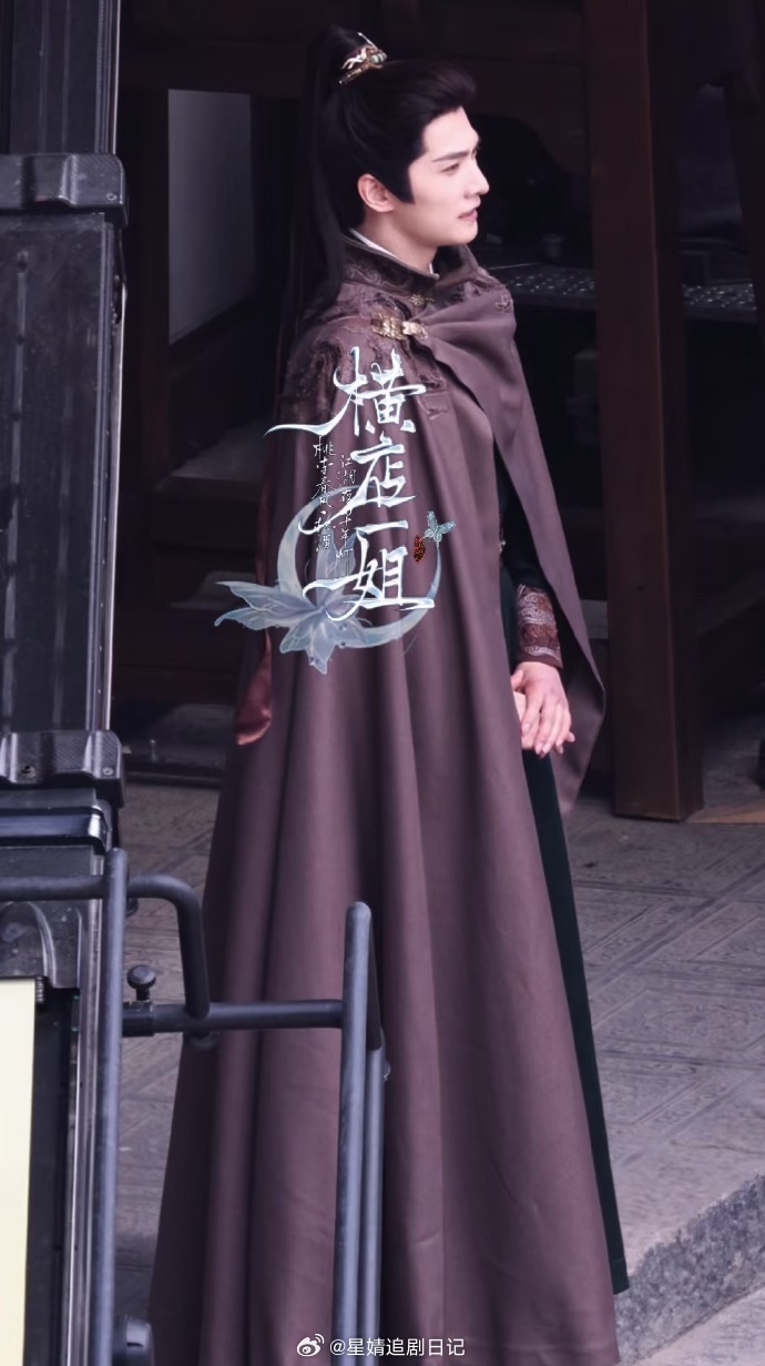 杨洋《不让江山》造型路透，遮住脸 这服道化水平飘忽不定啊🤔 这衣服奇丑无比 穿