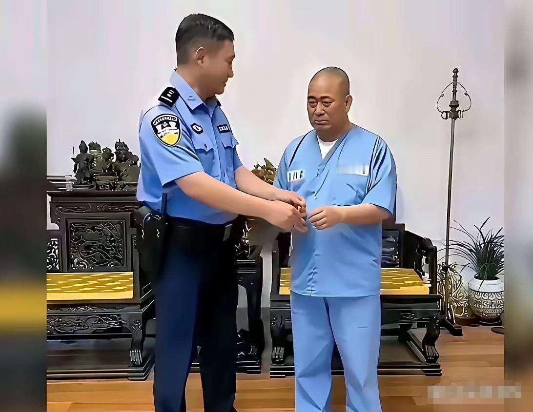 记录者[超话] AI制图，不要当真十六万的袈裟被收回了，现在又换上新工作服啦！不