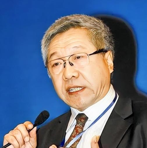 郑秉文又上热搜了。这次他说要学德国方案，网友直接怼回去：你自己给自己算的退休金2