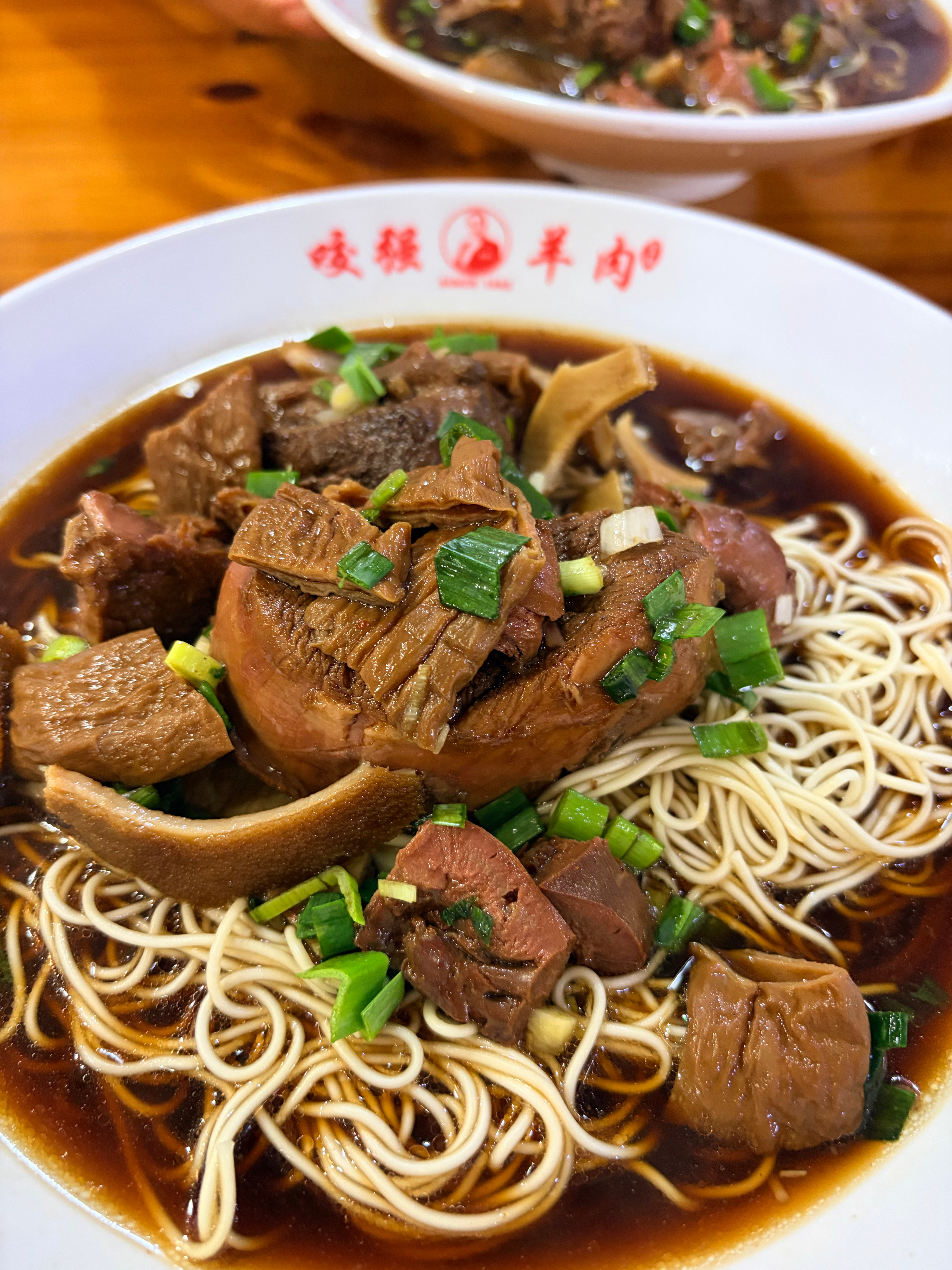 这个咬强羊肉面吧，浇头确实够顶，都是大块羊肉，但是面本身，你就当它是米饭吧……程
