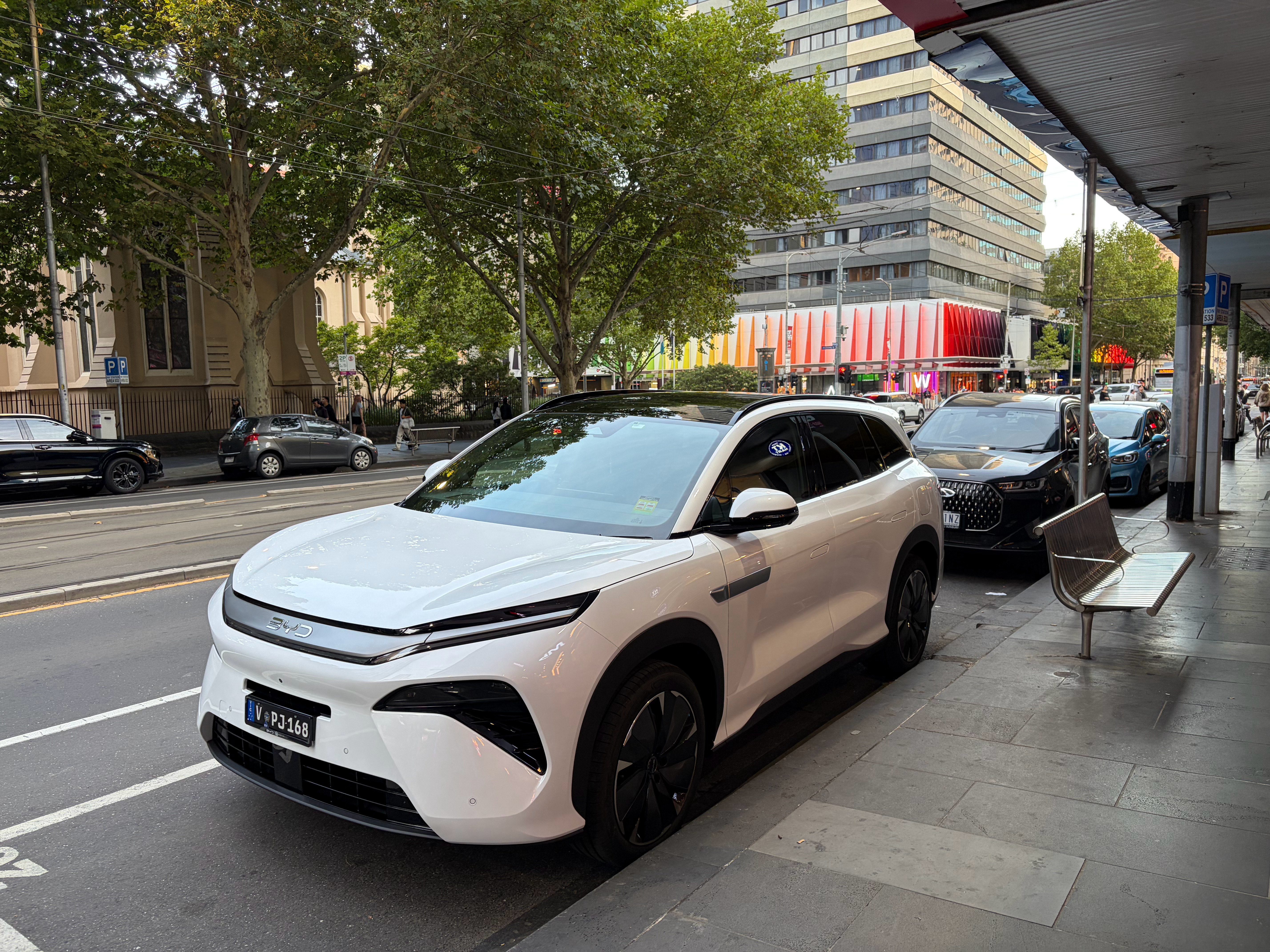 没怎么变啊，路还是那些路，楼还是那些楼，吃还是那些吃的，就连南岸两年前给我们全家