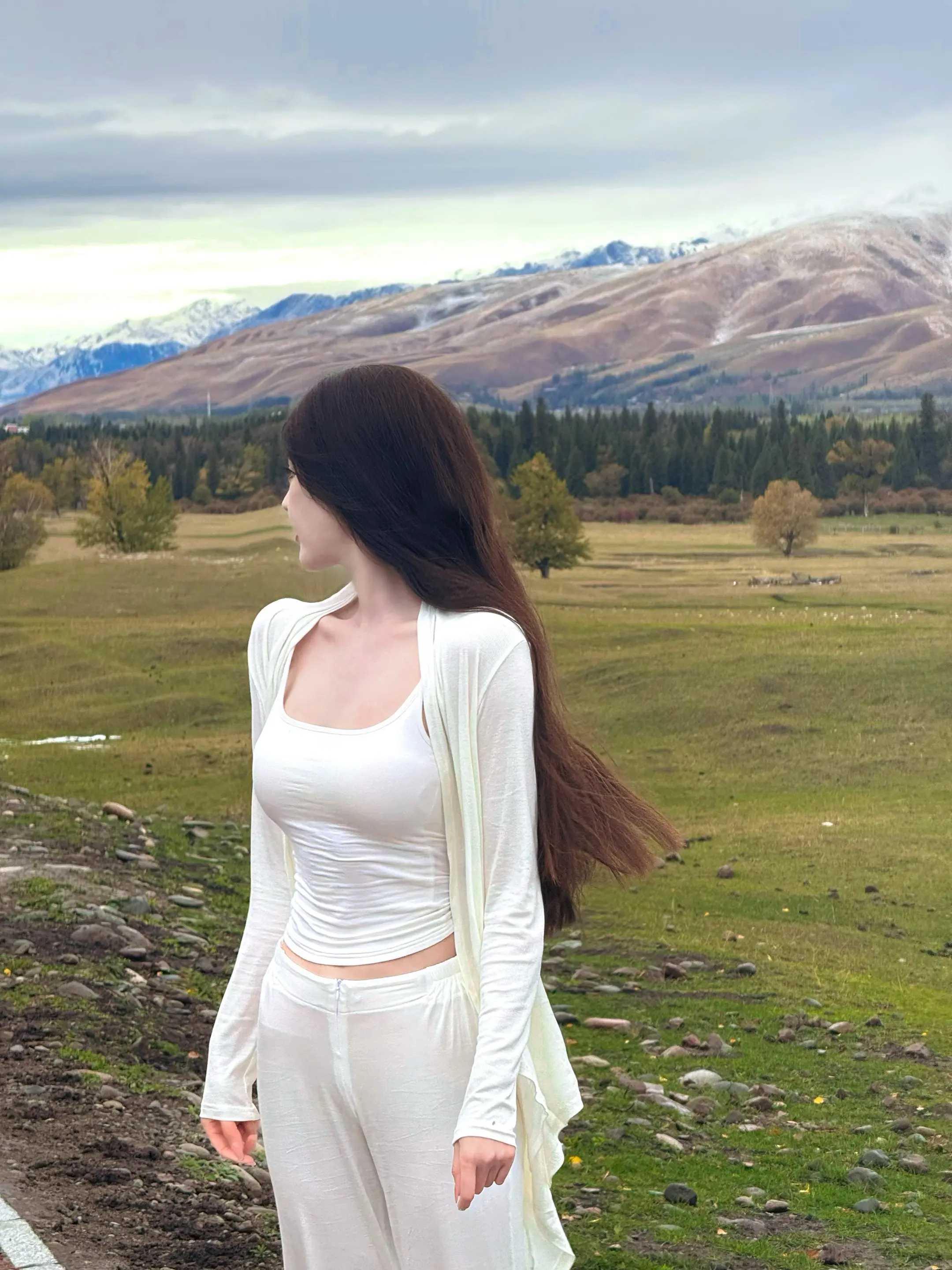 重返那拉提，才知道什么叫“步步惊喜”。上次的绿是生机，漫山遍野都在呼吸...