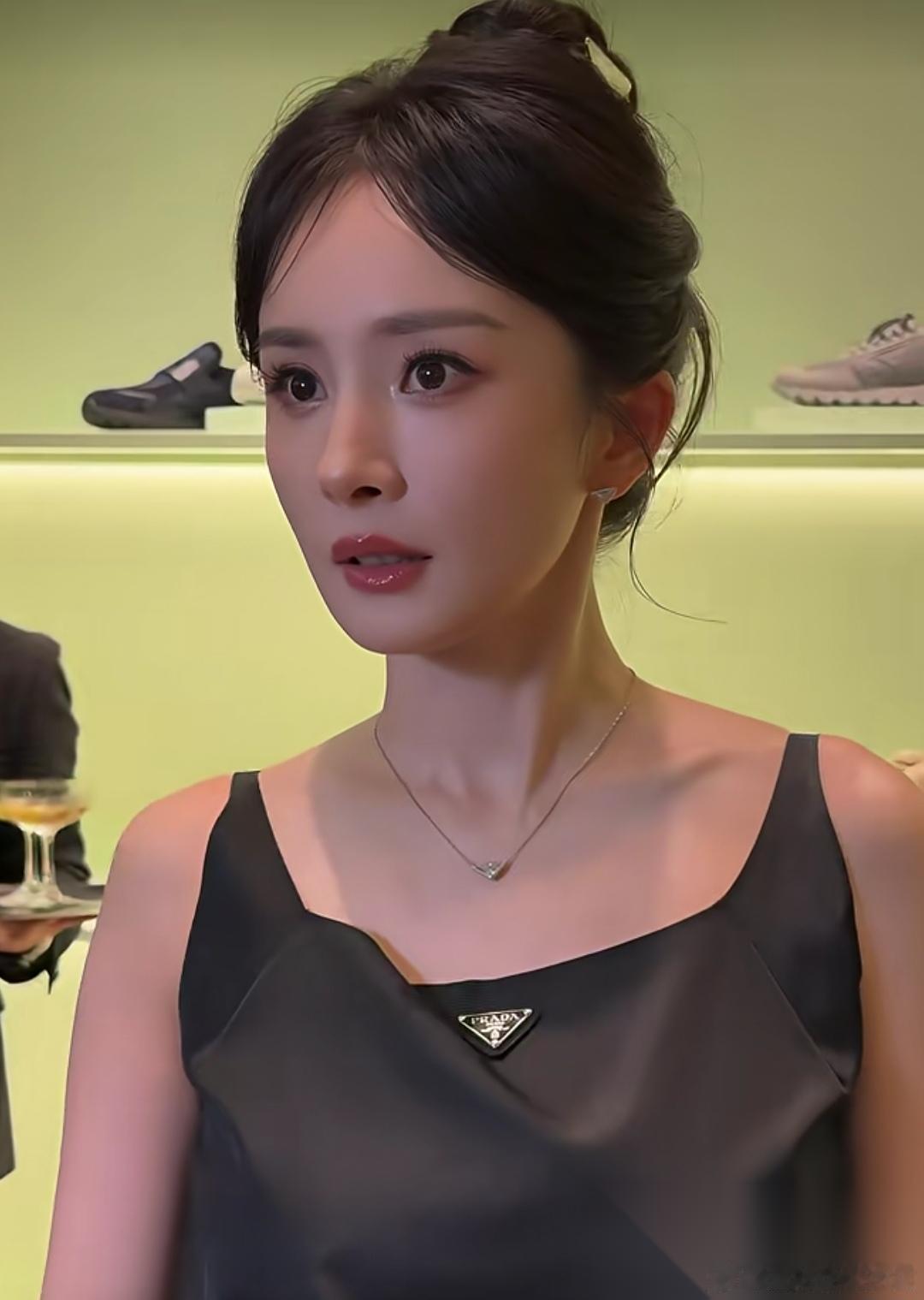 仔细看杨幂的长相， 越发觉得奇怪， 不是因为她变老了，也不是变丑了，而是她都40