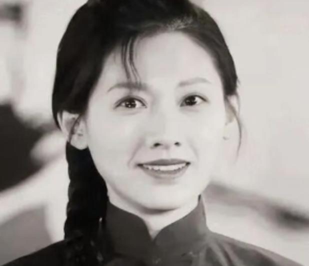 1973年，知青李广林让村姑张秀芹有了孕，他逃回北京告诉了父母，李父踢他两脚：“