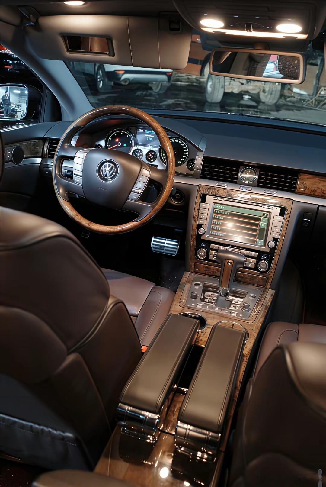 百万豪车大众辉腾，外表低调，内饰豪华，浓浓的老钱风。 