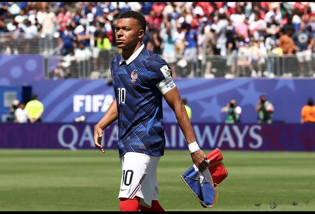 法国队世界杯3-1塞内加尔迎开门红，姆巴佩以两粒进球超越朱斯特·方丹，成为法国队