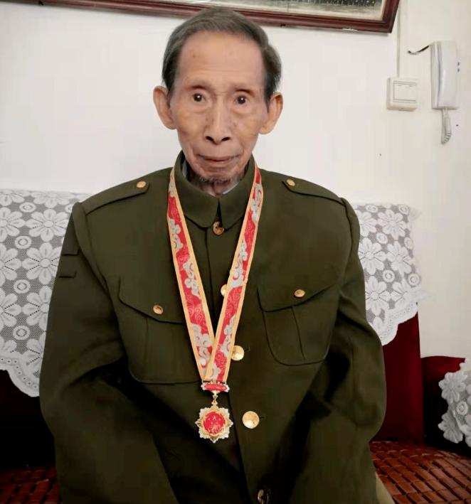 1955年，王明健即将从长沙中南矿冶学院毕业，突然被被两名没有透露姓名以及军衔的