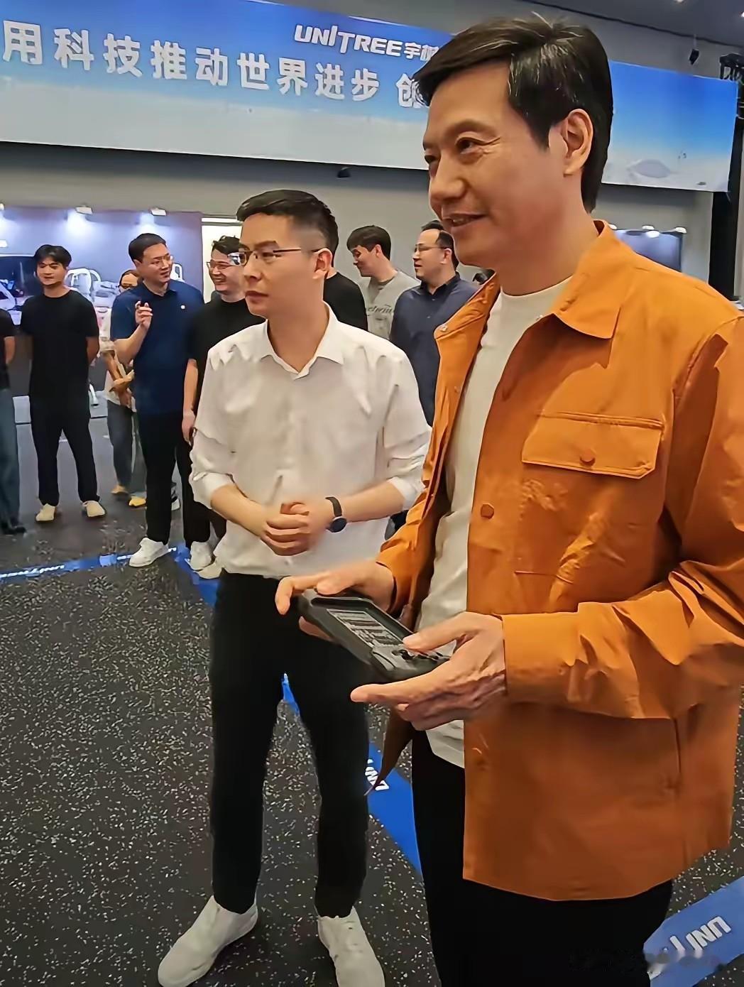 想不通，既然叫人形机器人，难道不是靠“大脑”指挥自己，怎么要人用遥控器操控？这还