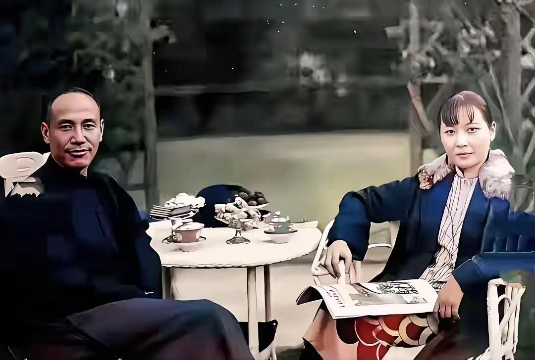 王铎：刚结婚时的蒋介石
蒋介石的好多照片都是不算好看的。可是，这一张不同。
他和