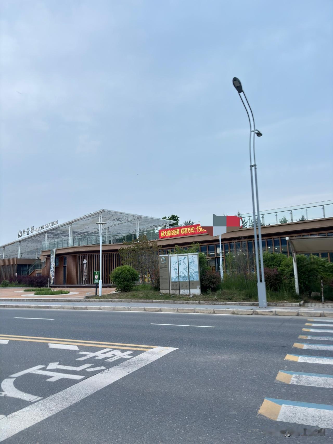 蓝田华胥驿超大露台招租，这个夏天做个烧烤美食看着不错，夏天傍晚这里人比较多。