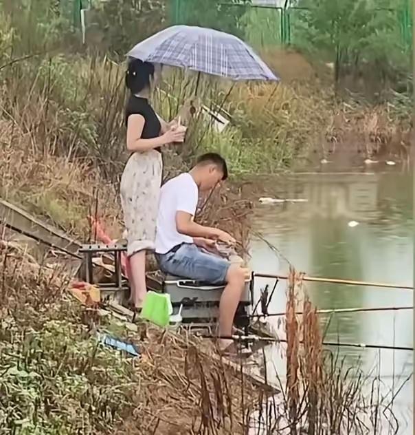 我发小在深圳坪山承包的这个鱼塘，生意经真是绝了！以往咱钓鱼，大多是守着一潭水，顶