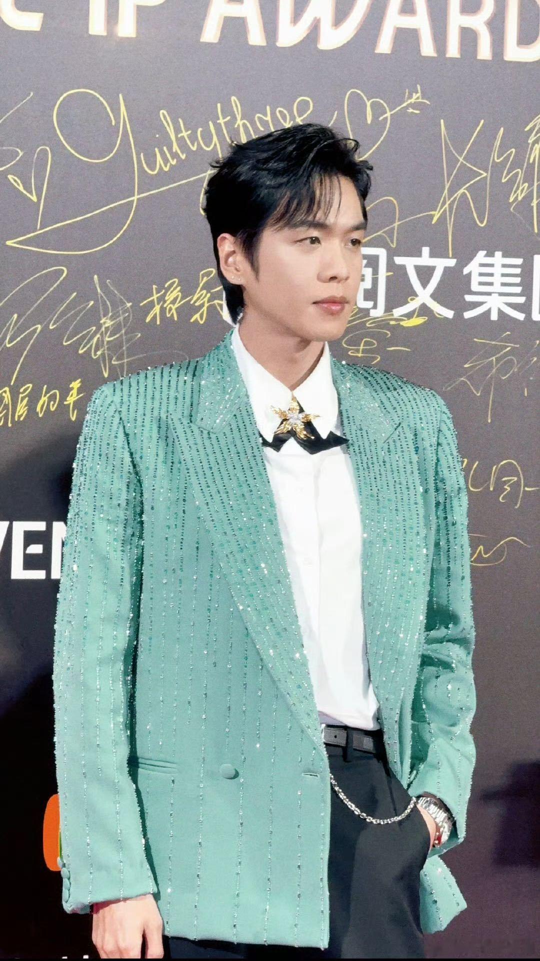 张若昀薄荷绿西装 姐妹们，张若昀这蓝色西装造型，简直就是下江南的小范大人再现嘛！