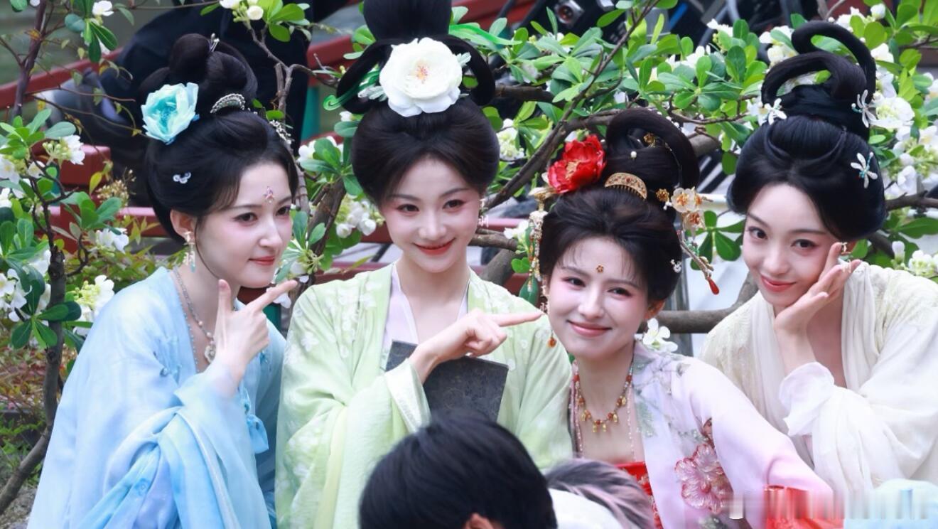 攻玉女主和鞠婧祎撞造型鹤南和鞠婧祎撞造型了！鹤南鞠婧祎撞造型