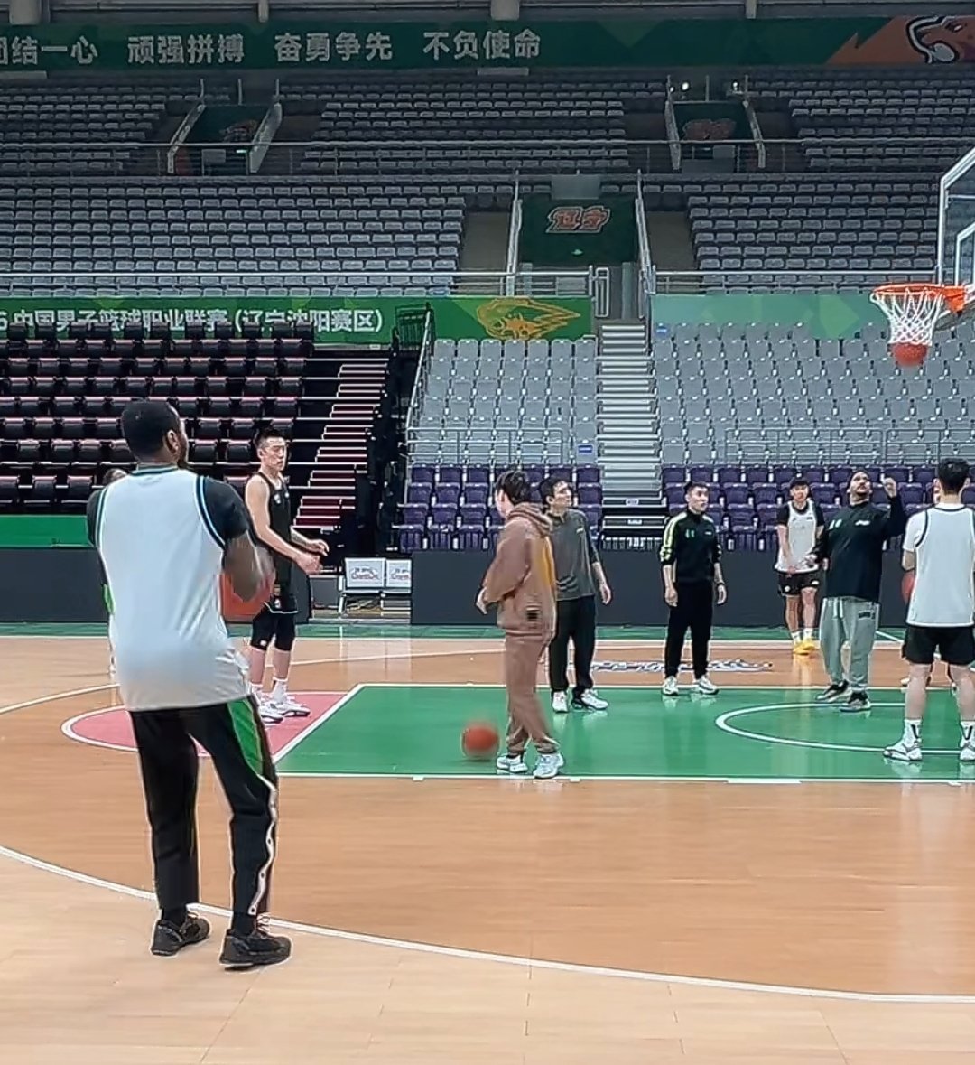 亨特我看了你一会训练三分，你是真不准啊，辽篮球迷也不说啥了，减完肥就走吧！cba