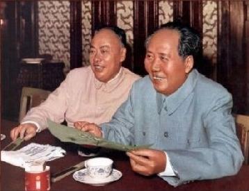 这是陈毅元帅和毛主席在北京时的留影。
         两位伟人红光满面，精神振