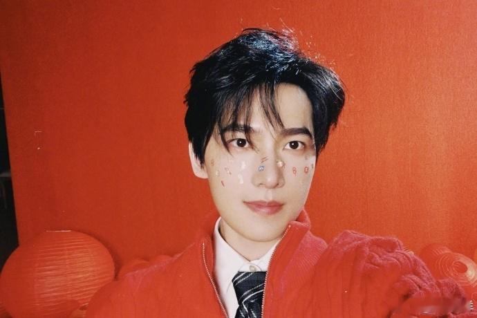 【杨洋持股影视公司】杨洋为影视公司股东近日，杨洋主演的电视剧《不让江山》剧组发布