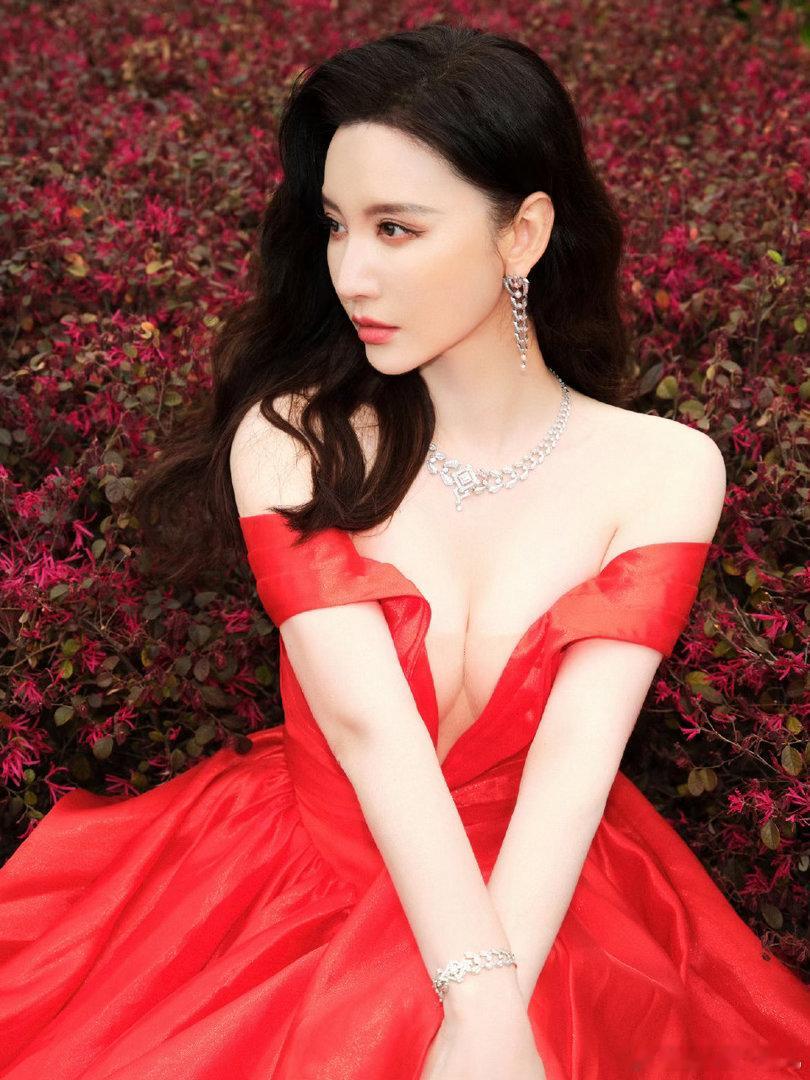 张萌说通过浪姐联系到Mai 录个综艺顺便把演员定了，张萌这波操作我给满分。通过浪