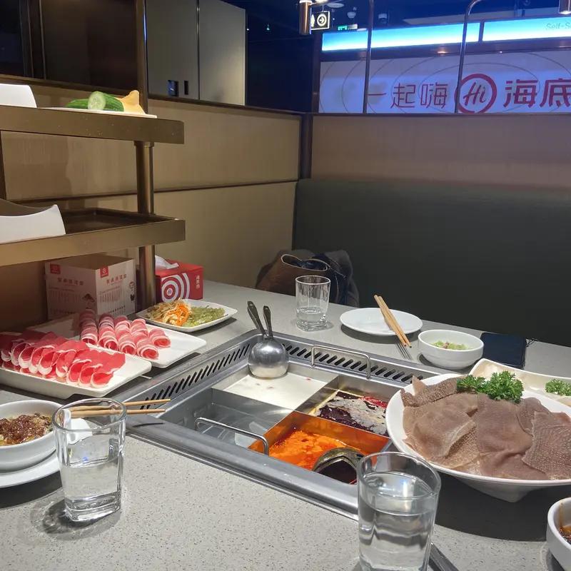 海底捞贵不贵得分情况看。普通的海底捞门店，人均消费在100 - 200元，我觉得