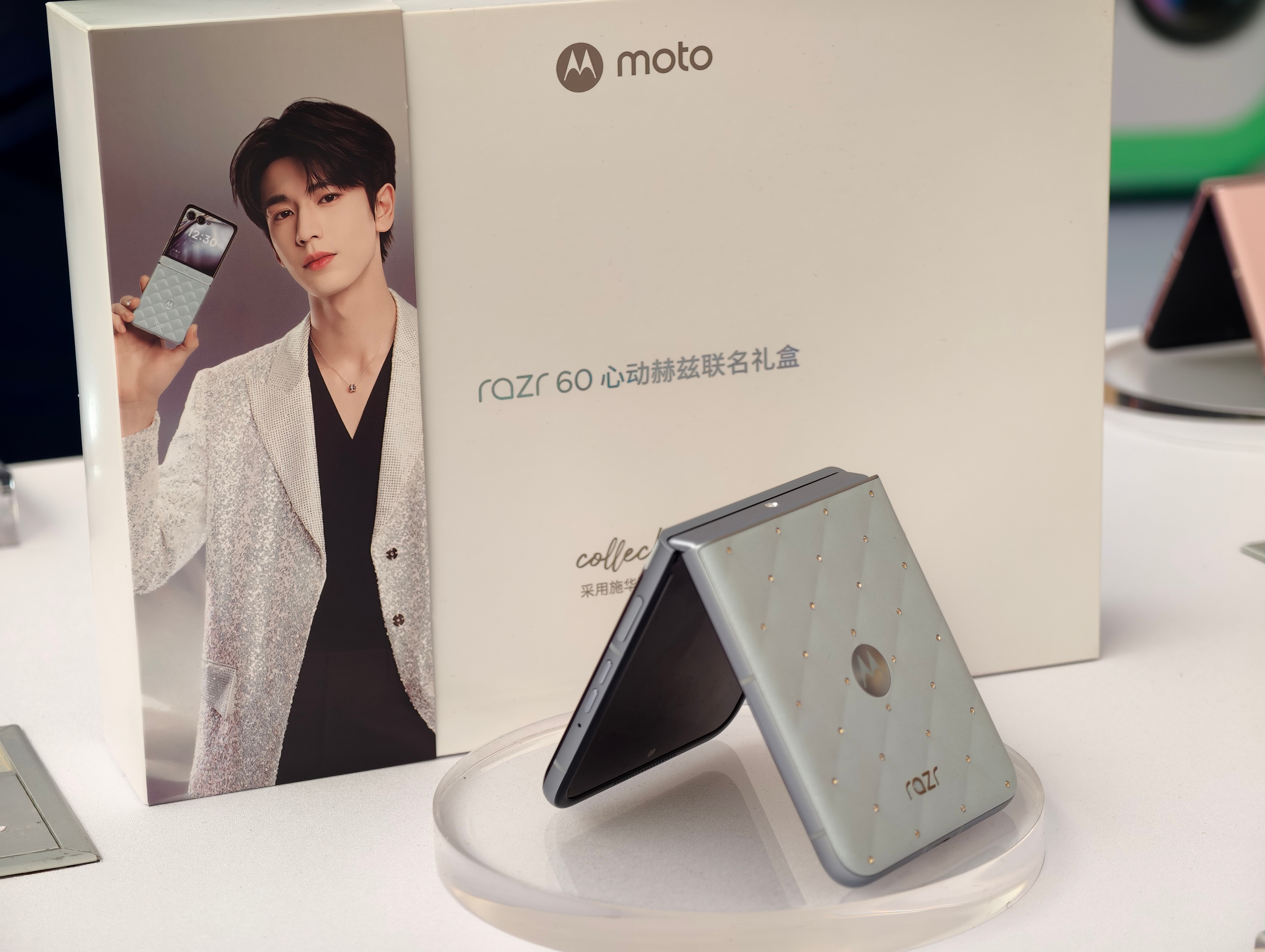 见到razr 60联名 四舍五入见到张凌赫了 