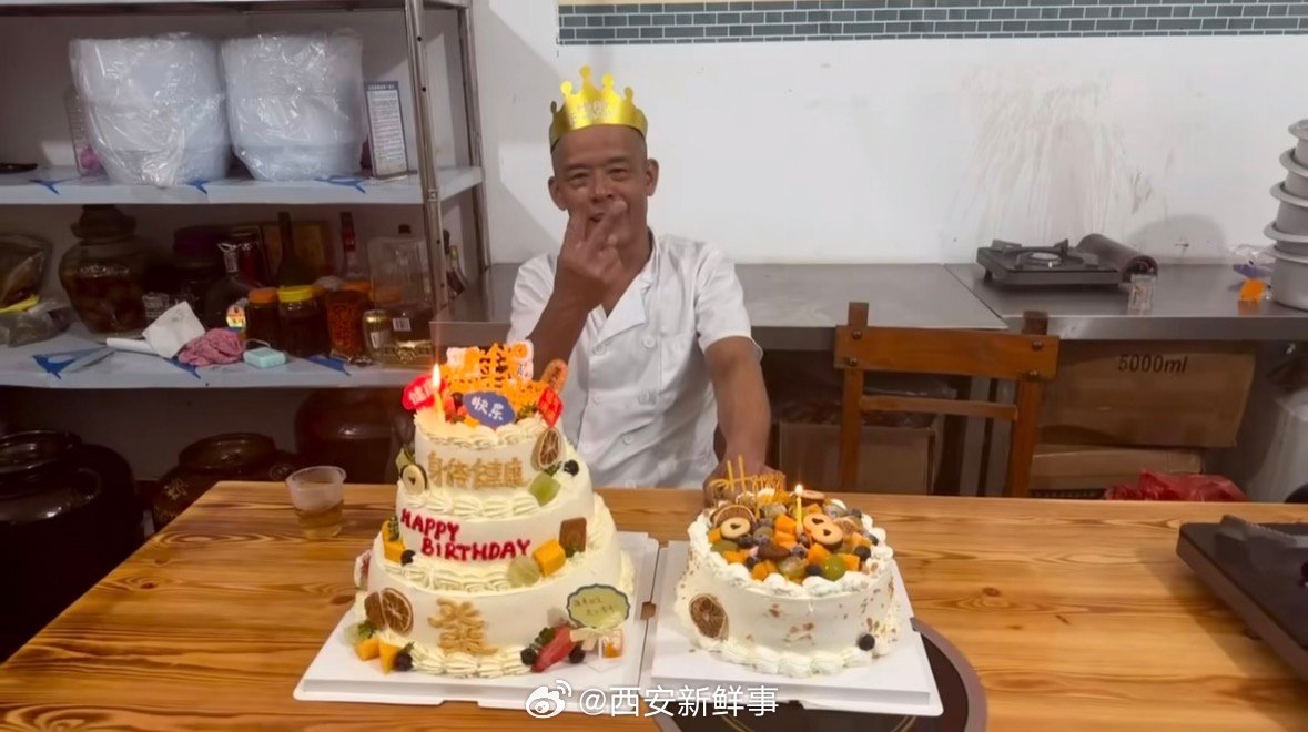 【 莫氏鸡煲老板过生日】莫氏鸡煲老板娘回应网友祝福4月6日深夜，莫氏鸡煲老板娘在