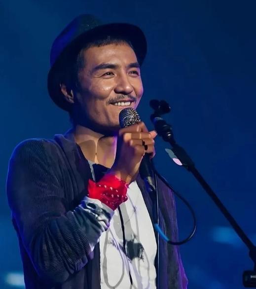 1998年，朴树的母亲对他说：“你已经在家啃老 5 年了，要不要出去刷盘子养活自