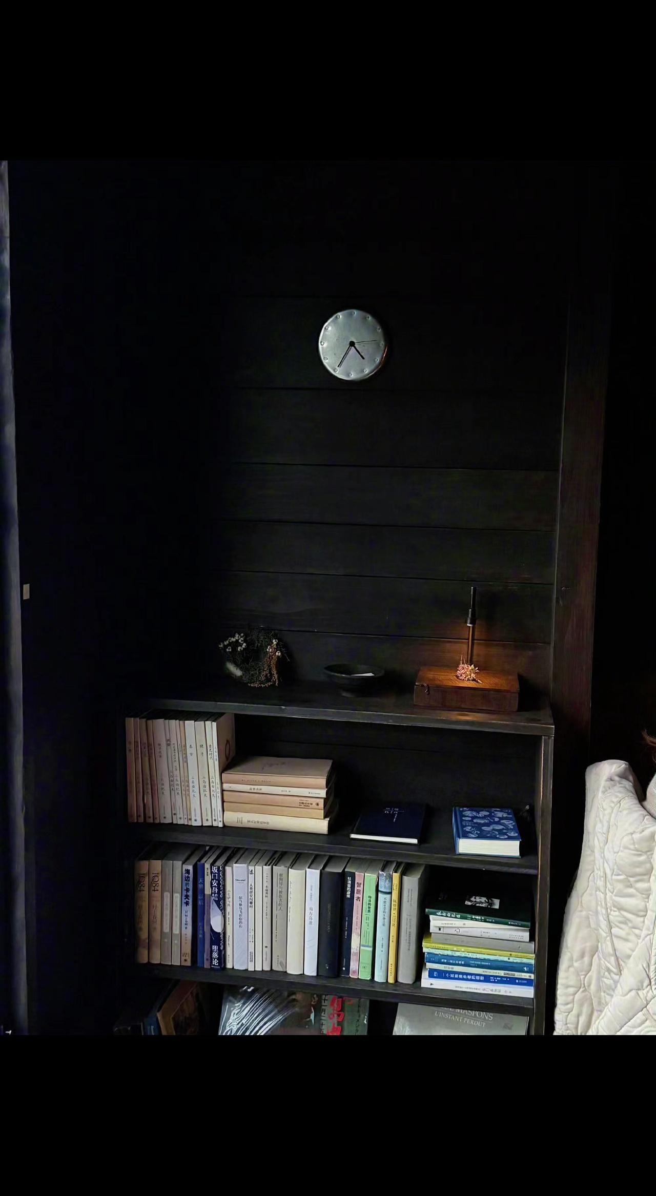 🕯️夜读时光：书架藏着星河，烛火是孤独的心跳💓。时间在钟摆里打盹，文字却醒着