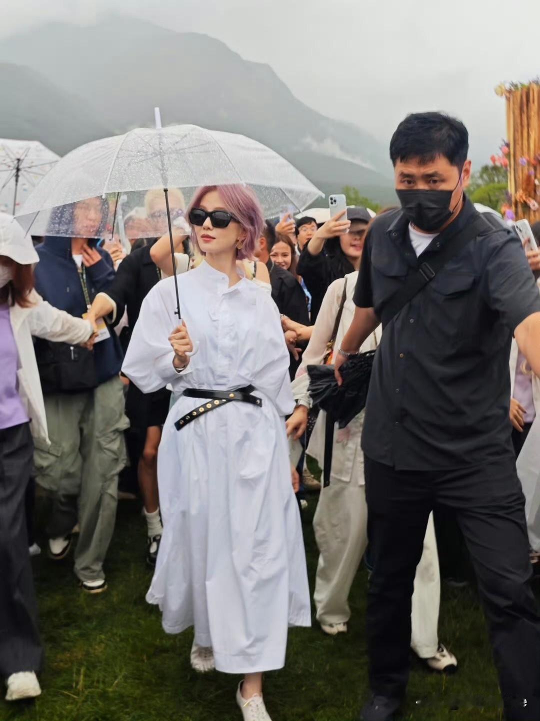 7月11日，刘诗诗一头粉紫色短发，身穿白色衬衫长裙，出席丽江慢人节！
高颜值，绝